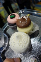  Assorted mini-cakes: wedding cake, white chocolate, and chocolate-covered strawberry