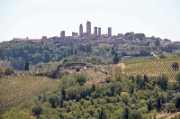  San Gimignano rises in the background