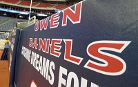  Owen Daniels sign in end zone