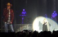 Kelly Clarkson - duet with Jason Aldean