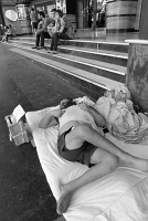 Dos mundos separados no se molestan - Gran Via, Madrid