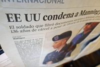 Traitor Manning on front page of El Pais - Renfe AVE First Class cabin, Madrid-Sevilla