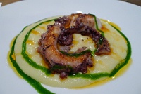  Pulpo a la parrilla con crema de patatas y ajada (roasted octopus with potato and garlic), Sevilla