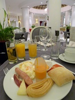  Hotel Gran Melia Colon breakfast buffet, Sevilla: Salmorejo, churro, fried egg, sausage, cured ham, cheese, flavored butter, bread, and tomato sauce with apple, orange, and pineapple juices