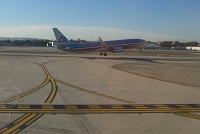  AA 737 takes off from LAX