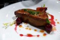  Foie gras de canard: Seared duck foie gras with sweet and sour figs, black pepper